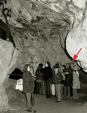 Dr-Neumann (roter Pfeil) mit der Schulklasse in der Kakushöhle.